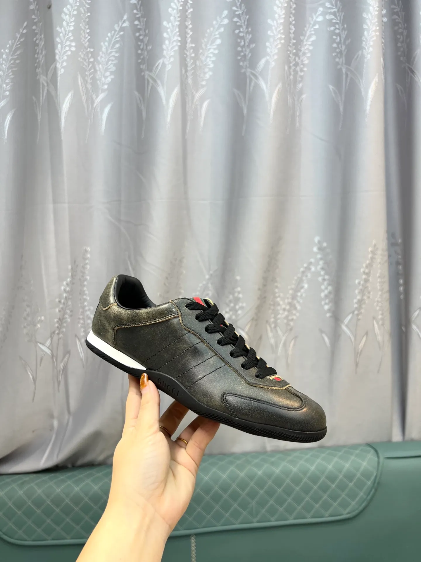 Men's shoes 💰580 Gucci Gucci small dirty shoes full series upgrade, long-term production GG Gucci series old casual small dirty shoes catwalk style ZP developed pure original version... metal double G crystal cylindrical mark... Gucc original pattern webbing... upper color rubbed cowhide matte stitching classic double G cloth, code number: 35-44 (female 41, male 45. Customization is not returnable) Fabric: original custom cowhide Inner: original custom cowhide Feet: original cowhide injection molding. Outsole: original open molding sole. Packaging: original full set of packaging. Color: official website updated simultaneously.
